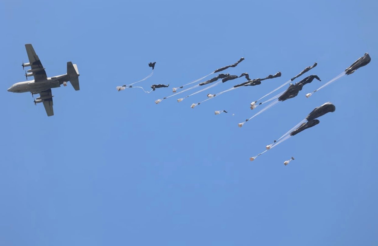 الإمارات تواصل إنقاذ غزة.. الإسقاط الجوي الـ65 وادخال اكثر من 500 طن من المساعدات الغذائية الى القطاع