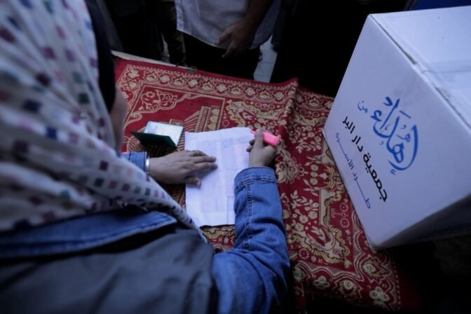 عملية الفارس الشهم “3” توزع طروداً صحية على الأمهات الحوامل في غزة