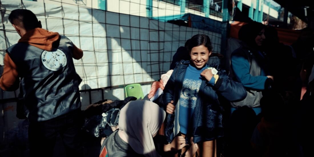 عملية الفارس الشهم (3) توزع كسوة شتوية للنازحين في الخيام لمواجهة برد الشتاء