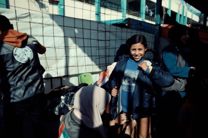 عملية الفارس الشهم (3) توزع كسوة شتوية للنازحين في الخيام لمواجهة برد الشتاء