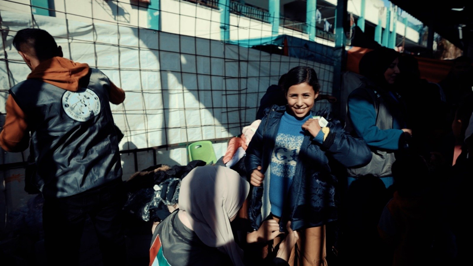 عملية الفارس الشهم (3) توزع كسوة شتوية للنازحين في الخيام لمواجهة برد الشتاء