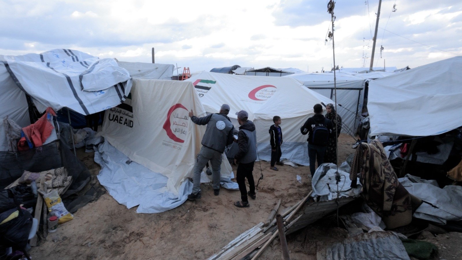 عملية الفارس الشهم (3) تتدخل سريعاً لإنقاذ النازحين من البرد والمنخفض الجوي