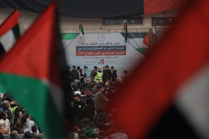 بدعمٍ كريم من مؤسسة خليفة الإنسانية… عملية “الفارس الشهم (3)” تُجري قرعة اختيار العرسان المشاركين في حفل “ثوب الفرح 2”