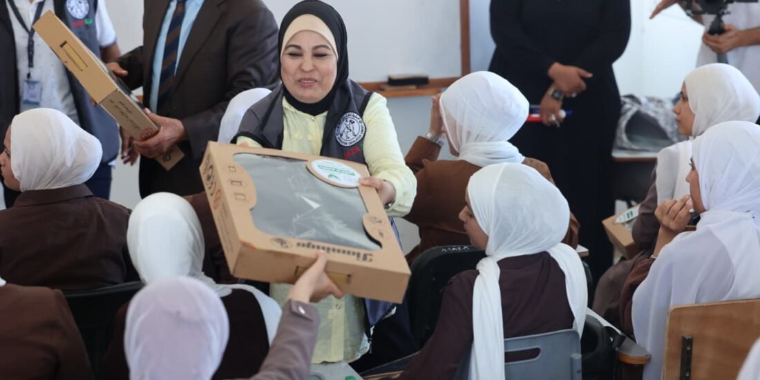 عملية الفارس الشهم (3) تقدم حقائب مدرسية وقرطاسية لطلبة المعهد الأزهري في غزة