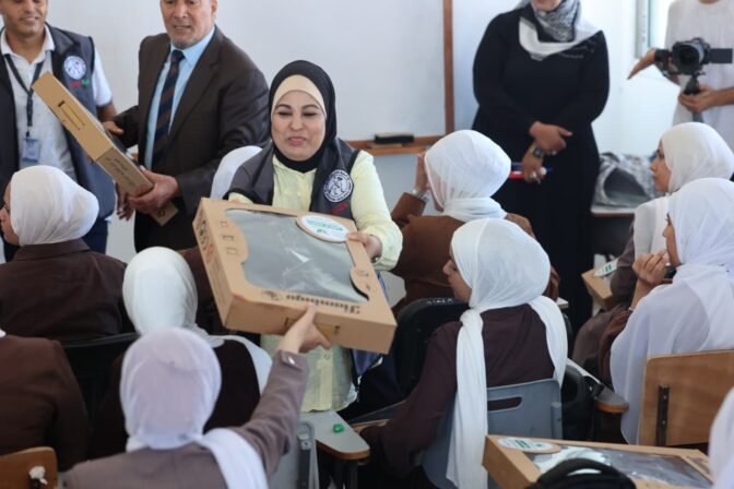 عملية الفارس الشهم (3) تقدم حقائب مدرسية وقرطاسية لطلبة المعهد الأزهري في غزة